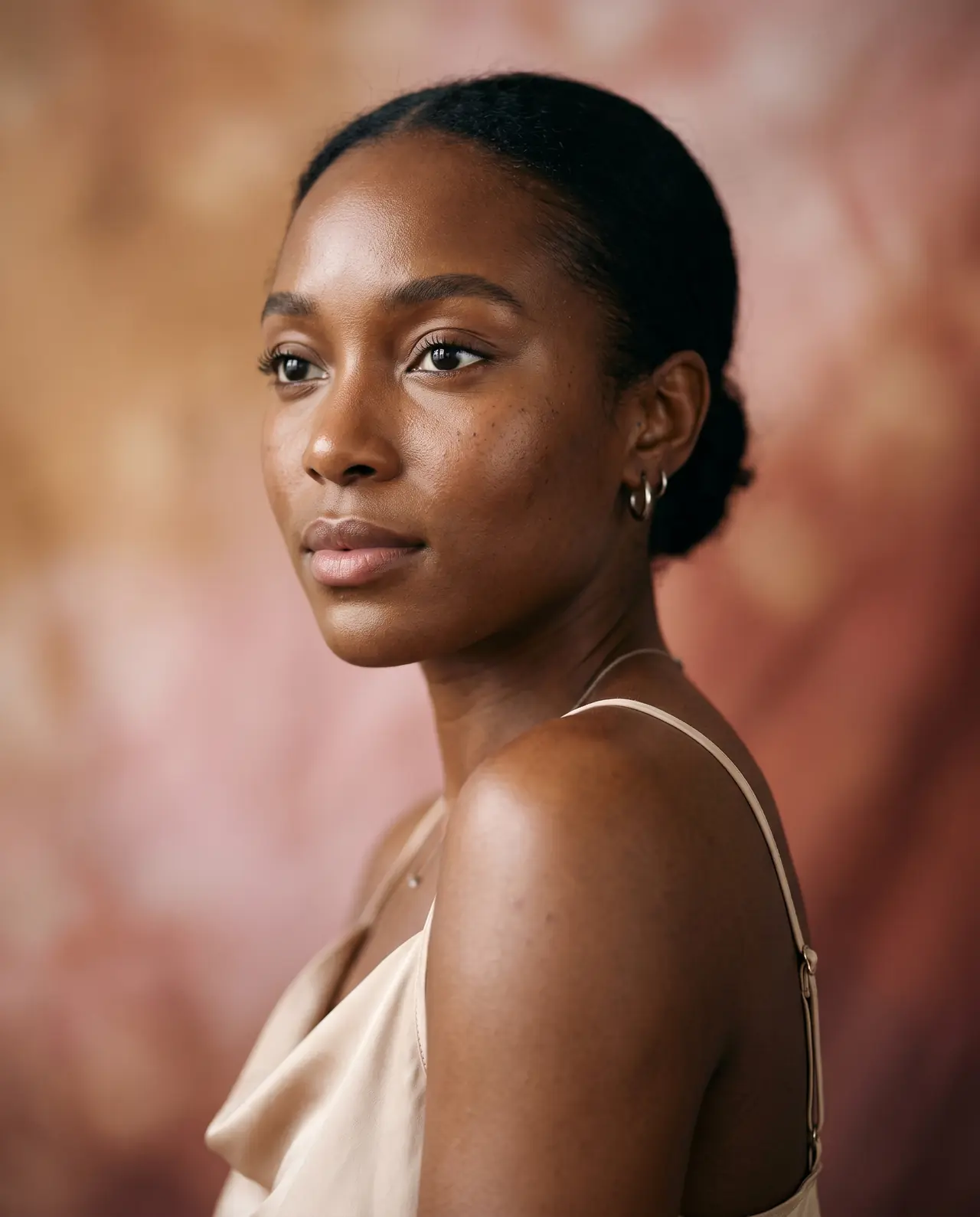 Portrait beauté éditorial — peau lumineuse révélée par un diagnostic adapté